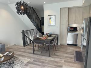 Afbeelding uit fotogalerij van Two Adjacent 4 Bedroom Townhouse Units in the Fallsview District Walk to the Falls in Niagara Falls