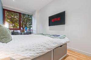 Spacious Central Leeds Flat - Sleeps 8 with Pool Table的电视和/或娱乐中心
