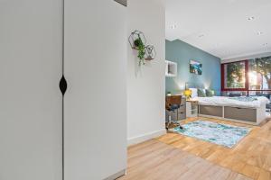 Spacious Central Leeds Flat - Sleeps 8 with Pool Table客房内的一张或多张床位