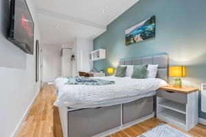 Spacious Central Leeds Flat - Sleeps 8 with Pool Table客房内的一张或多张床位