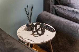 Spacious Central Leeds Flat - Sleeps 8 with Pool Table的休息区