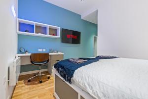 Spacious Central Leeds Flat - Sleeps 8 with Pool Table客房内的一张或多张床位