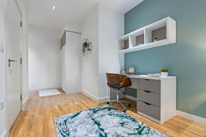 Spacious Central Leeds Flat - Sleeps 8 with Pool Table客房内的一张或多张床位