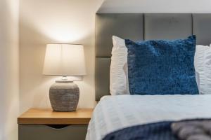 Spacious Central Leeds Flat - Sleeps 8 with Pool Table客房内的一张或多张床位
