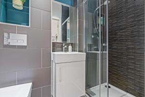 Central StationSpacious Central Leeds Flat - Sleeps 8 with Pool Table的带淋浴和白色盥洗盆的浴室