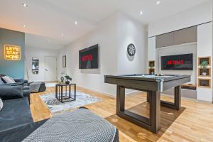 Central StationSpacious Central Leeds Flat - Sleeps 8 with Pool Table的客厅配有乒乓球桌