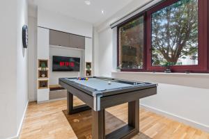 Spacious Central Leeds Flat - Sleeps 8 with Pool Table的游戏室