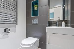 Spacious Central Leeds Flat - Sleeps 8 with Pool Table的一间浴室