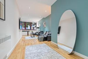 Central StationSpacious Central Leeds Flat - Sleeps 8 with Pool Table的带沙发和镜子的客厅