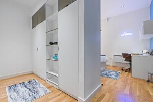 Spacious Central Leeds Flat - Sleeps 8 with Pool Table的厨房或小厨房