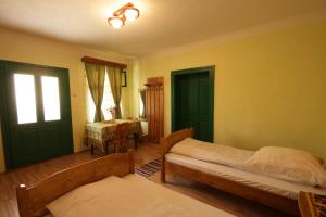 Un pat sau paturi într-o cameră la Tri Feresti