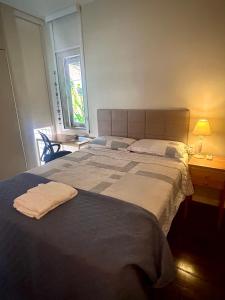 una camera da letto con un letto grande e una finestra di Aconchego da Praia a Fortaleza