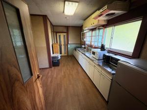 a kitchen with a counter and a counter top at 高島市一棟貸切貸別荘グループファミリーok 大人数でご利用だとお得連泊がお得BBQ可能自転車無料利用可ペット可 in Takashima