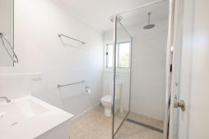 une salle de bain avec toilettes, lavabo et douche dans l'établissement Cottage 2 Cape Keppel Beach, à Curtis Island