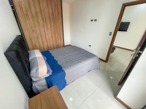 a small bedroom with a bed and a mirror at Very cozy apartment in Santa Cruz de la Sierra