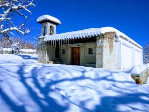 a small building covered in snow with a door at K2 Jabata Spa Bienestar in Cabezas Altas
