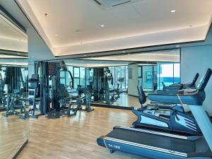 ein Fitnessstudio mit Laufbändern und Crosstrainern in der Unterkunft Paradigm Residence Johor Bahru by Stayrene in Johor Bahru