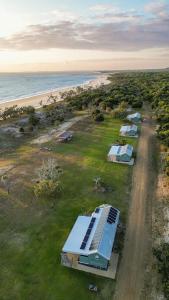 une vue aérienne d'un groupe de bâtiments sur la plage dans l'établissement Cottage 1 Cape Keppel Beach, à Curtis Island