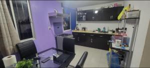 a purple kitchen with a table and a stove at CASA con 2 habitaciones, Cocina,comedor y baño privados in Candelaria