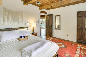 - une chambre avec un lit et un panier dans l'établissement Gorgeous Adobe Home Classic Santa Fe Style in ABQ, à Albuquerque 19 autres photos