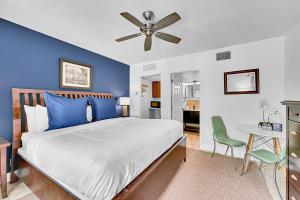 a bedroom with a bed and a blue wall at Inn On The Drive in Fort Lauderdale +69 photos