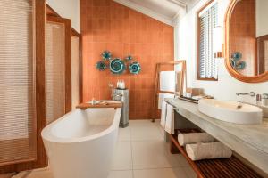 NH Collection Maldives Reethi Resort的一间浴室