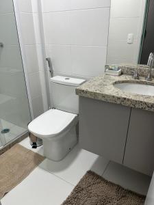 SkyLux Studio Novo e Confortável no Centro في ريو دي جانيرو: حمام أبيض مع مرحاض ومغسلة