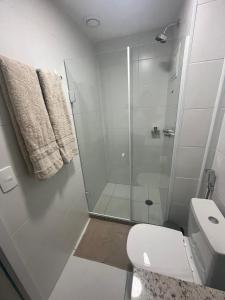 SkyLux Studio Novo e Confortável no Centro في ريو دي جانيرو: حمام مع دش زجاجي ومرحاض +41 صورة