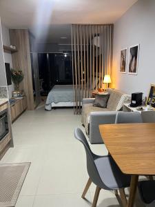 SkyLux Studio Novo e Confortável no Centro في ريو دي جانيرو: غرفة معيشة بها أريكة وسرير وطاولة
