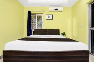 un letto grande in una stanza con una finestra di Hotel O Grand Occasion a Rānchī