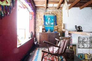 a room with a chair and a table and a window at Casa da Carmen e do Fernando in Rio de Janeiro