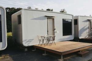 苗栗市Minshuku 2 by Tiny Away的白色拖车,里面配有桌椅