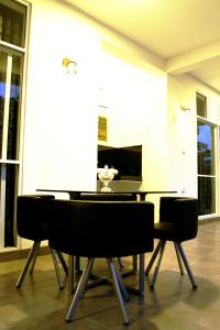 a dining room with a table and chairs at Ella Rock Land in Ella