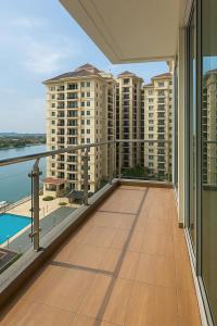 balcone con vista su un grande edificio di Riverine Resort Diamond, 11-05 a Kuching