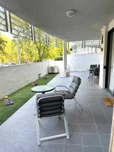 een woonkamer met een tafel en stoelen en een patio bij The Norgrove By Parbery Property in Kingston 