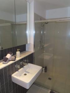 een badkamer met wastafel en douche bij The Norgrove By Parbery Property in Kingston 