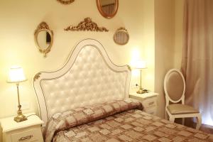コニル・デ・ラ・フロンテーラにあるHostal Flor De Lis- Lojoのベッドルーム1室(ベッド1台、ランプ2つ、椅子付)