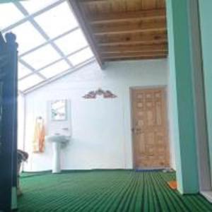 加沙Lhaksam Homestay By StayApart的一间设有绿地和门的房间