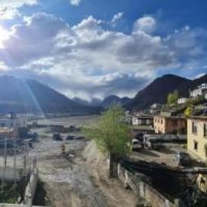 加沙Lhaksam Homestay By StayApart的享有河流和山脉小镇的景色 更多22张照片