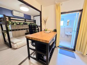 a room with a desk and a room with a bathroom at 歌舞伎町ヤスオroom in Tokyo +42 photos