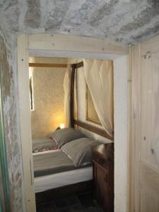 a small bed in a room with a window at Fischer Fritz 2 in Betina