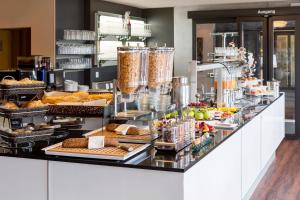 una línea de buffet con varios tipos de comida expuesta en Hotel Amaris, en Olten