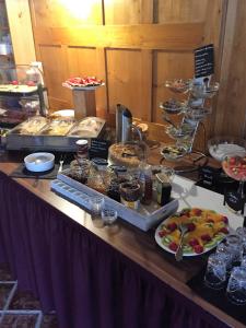 un buffet con muchos tipos diferentes de comida en una mesa en Hotel-Pension Teutonia, en Braunlage