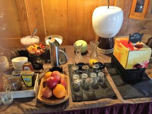 una mesa con fruta y otros artículos. en Hotel-Pension Teutonia en Braunlage