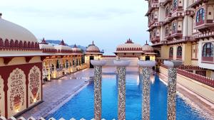 Bazén v ubytování Umaid Haveli-A Heritage Style Hotel & Resort nebo v jeho okolí