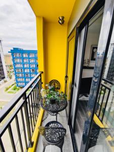 ダバオシティにあるCypress Elysium - Davao Condo Near Airport & Mallsの黄色の壁