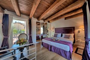 Postel nebo postele na pokoji v ubytování Trevi Palace Luxury Inn