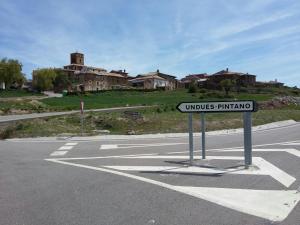 a street sign in the middle of a road at Hospedería Prepirineo in Undués-Pintano