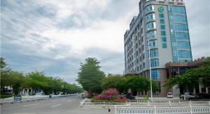 a large building on the side of a city street at City Comfort Inn Wanning Wan'An Avenue High Speed Railway Station in Wanning