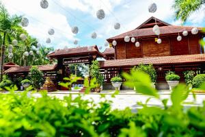 a building with plants in front of it at Khu du lịch sinh thái Him Lam - Him Lam Resort in Ban Hin Lom
